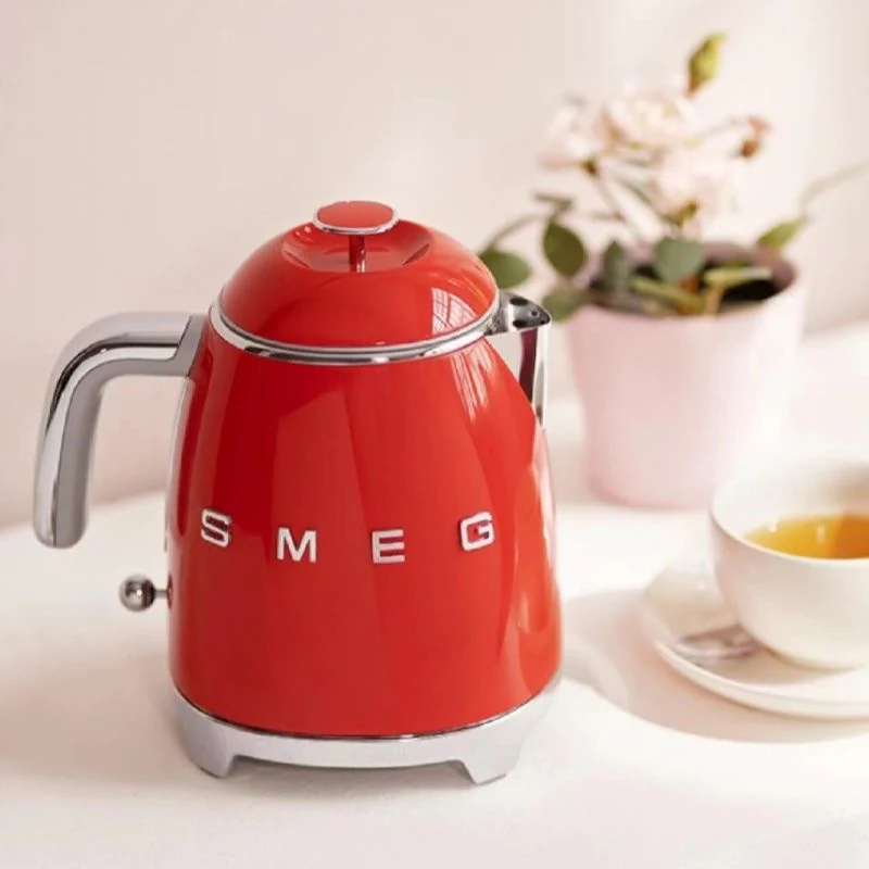 Электрочайник Smeg KLF03 в ретро-стиле