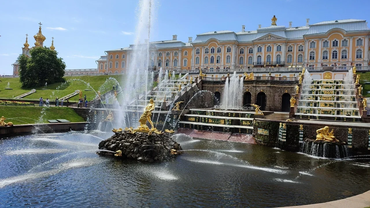 Съездить в Петергоф